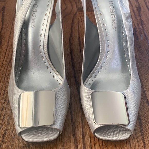❤️BCBG SILVER SLINGBACK SHOES - HIGH HEEL - PEEP TOE - SZ 7.5 - Picture 2 of 5